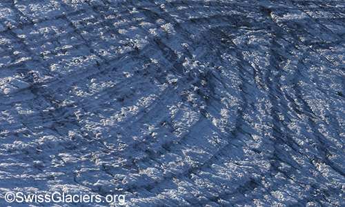 Schöne Jahrringe auf der Gletscheroberfläche.