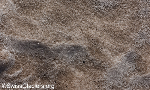 Saharastaub auf Teilen des Rappegletschers.