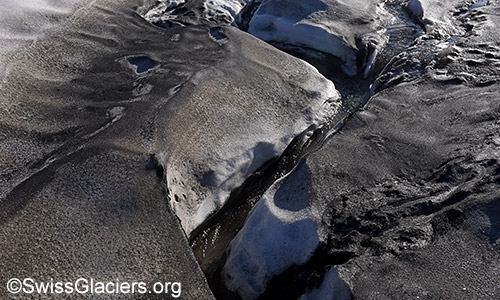 Supraglazier Schmelzwasserkanal auf dem Rappegletscher.