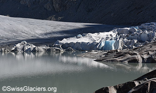 Abdeckungen am Rhonegletscher am 8.7.2022. Ansicht von der Seeseite.