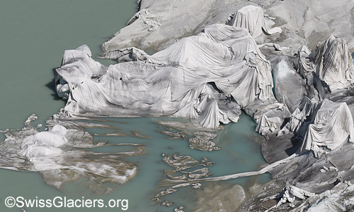 Teile der Abdeckungen auf See und Gletscher am 7.7.2023.