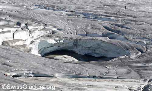 Einsturztrichter in der Zunge des Rhonegletschers am 26.9.2023.