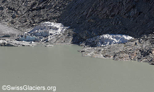 Eisgrotte  und Abdeckungen am Rhonegletscher von der Westmoräne aus am 26.9.2023.