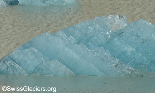 Teil einer Eisscholle mit blanker, magisch gefärbter Oberfläche am 29.7.2024.