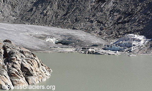 Gletscherzunge des Rhonegletschers mit Einsturztrichter und Abdeckungen von der Westmoräne aus am 26.9.2023.