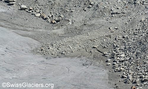 Ablagerungen eines kleinen Murgangs auf dem Rhonegletscher am 10. Juli 2025.