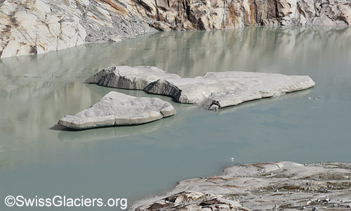 Mit Sand bedeckte Eisschollen am 10.7.2025.