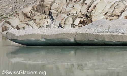 Seitenansicht einer mit Sand bedeckten Eisscholle am 10.7.2025.