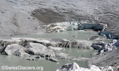 Rhonegletscher: Mit Sand bedecktes Gletschereis und Reste des Einsturztrichters am 29.7.2024.