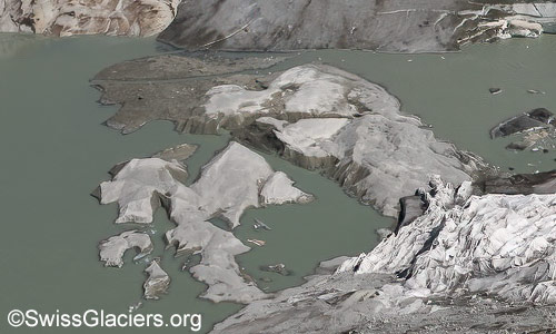 Rhonegletscher: Mit Sand bedecktes Gletschereis im proglazialen See am 29.7.2024.