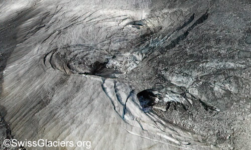 Schwarzberggletscher: Einsturztrichter von Norden. Luftaufnahme vom 27. August 2024.