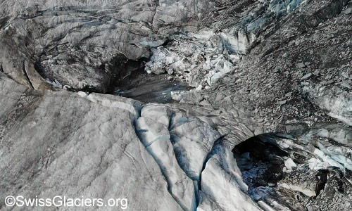 Schwarzberggletscher: Einsturztrichter von Norden. Detail. Luftaufnahme vom 27. August 2024.