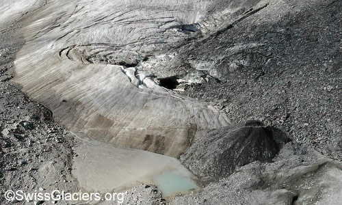 Schwarzberggletscher: Einsturztrichter, Vorfeld und Sander von Norden. Luftaufnahme vom 27. August 2024.