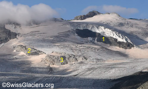 Felswand und Felsinseln im Schwarzberggletscher. Foto vom 27. August 2024.