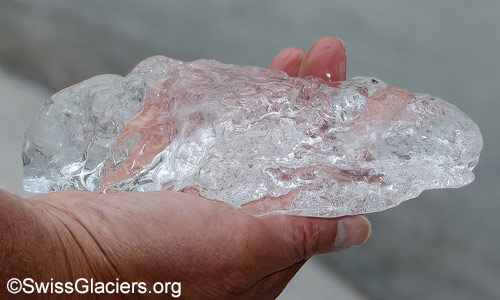 Schwarzberggletscher: Kleine Eisscholle. Foto vom 27. August 2024.