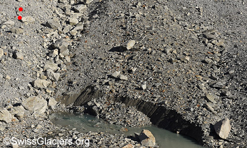 Felsblöcke in Rinne und kleiner See vor dem Sidelengletscher am 29.9.2023.
