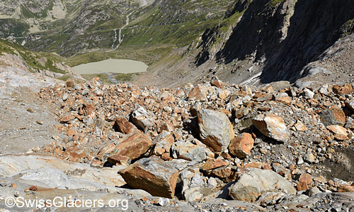 Ablagerung der Felsstürze zwischen Gletschertor und Steilstufe. Foto vom 18. August 2023.