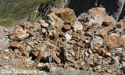 Eindrückliche Ablagerung der Felsstürze vor der Steilstufe. Foto vom 18. August 2023.