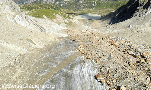 Sturzbahn der Felsstürze über den Steigletscher Richtung Gletschertor und Steilstufe. Foto vom 18. August 2023.