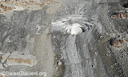 Luftaufnahme des Einsturztrichters im Tiefengletscher am 12. August 2025.