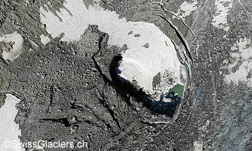 Toteiskegel  Tiefengletscher: Einsturztrichter Süd am 4.8.2019 (Luftaufnahme).