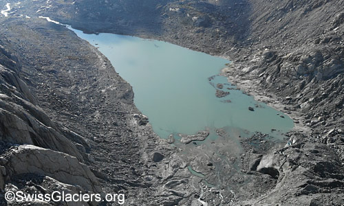 Tiefengletscher: Schwemmebene, Toteis und proglazialer See von ca. WNW. Luftaufnahme vom 12. August 2025.