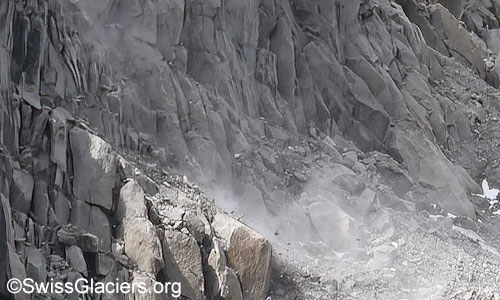 Fliegende Steine  und Staub während Steinschlag am 9. August 2023.