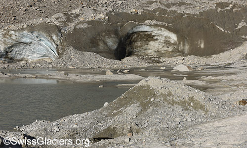 Tiefengletscher: Kleiner Sandkegel vor der Schwemmebene und dem Toteis. Foto vom 12. August 2025.