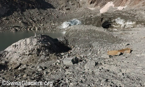 Tiefengletscher: Mit Schutt und Sand bedeckte Eisreste. Foto vom 29. August 2024.