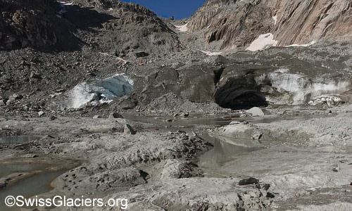 Tiefengletscher: Schwemmebene und Portale im Toteis. Foto vom 29. August 2024.