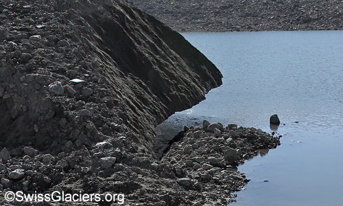 Tiefengletscher: Unterschmolzener Eisrest am Rand des proglazialen Sees. Foto vom 29. August 2024.