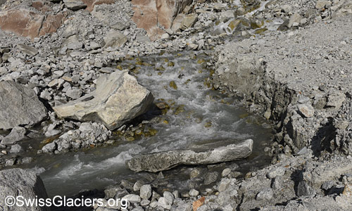 Tiefengletscher: Gletscherbach am Fuss der Steilstufe. Foto vom 12. August 2025.