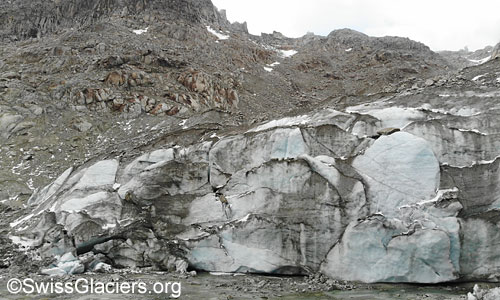 Geschuppte Wand des Toteiskegels am 9. August 2023.