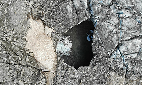 Loch im Toteiskegel von oben am 15.7.2022.