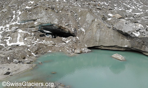 Proglazialer See, Eishöhlen und unterspültes Toteis am 9. August 2023.