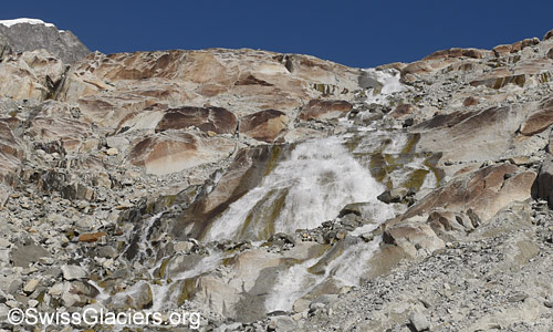 Tiefengletscher: Blick von unten auf den Gletscherbach und die Steilstufe. Foto vom 12. August 2025.