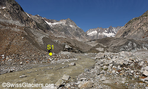 Grosse Mengen von trübem Schmelzwasser fliessen aus dem Unteraargletscher. Foto vom 24. Juni 2023