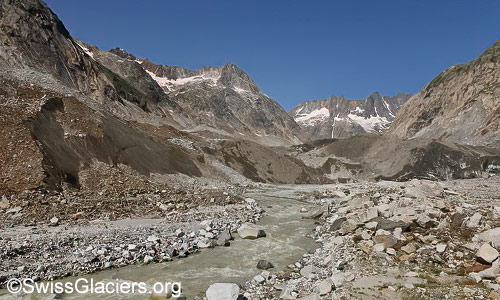 Grosse Mengen von trübem Schmelzwasser fliessen aus dem Unteraargletscher. Foto vom 25. Juli 2024