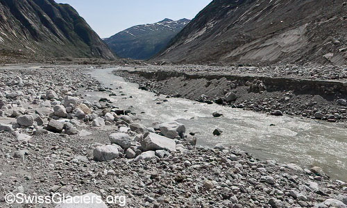 Gletscherbach vor dem mittleren Gletschertor am 25. Juli 2024.