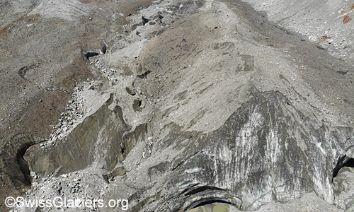 Blick von der Front über den schuttbedeckten Eisstrom.