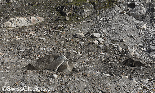 Die beiden Eisstücke, welche vom grossen Toteiskegel übrig geblieben sind am 10.7.2019.