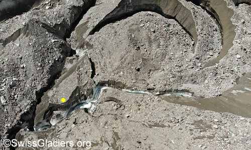 Schmelzwasserkanal in Zerfallserscheinungen im Unteraargletscher am 25. Juli 2024.