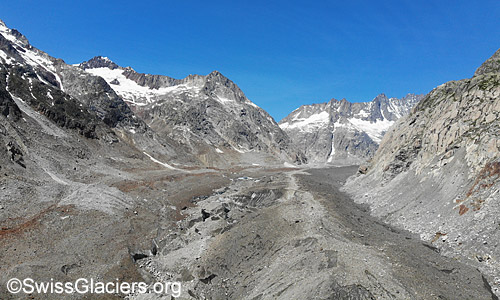 Blick von der Front über den schuttbedeckten Eisstrom. Unten ist die Spitze der Front zu sehen.