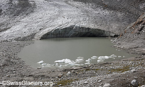 Der verblieben westliche See mit Eiswand vor dem Witenwasserengletscher am 5.8.2025.