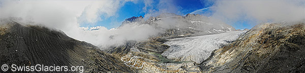 Zunge des Kanderfirns und Wasserfälle des Gletscherbachs (Luftaufnahme).