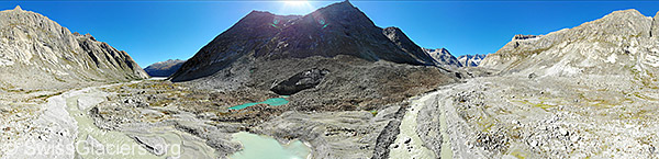 Schuttbedecktes Toteis und proglazieler See am Unteraargletscher.