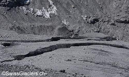 Die beiden Erosionsgräben vor dem Gamchigletscher im Überblick.