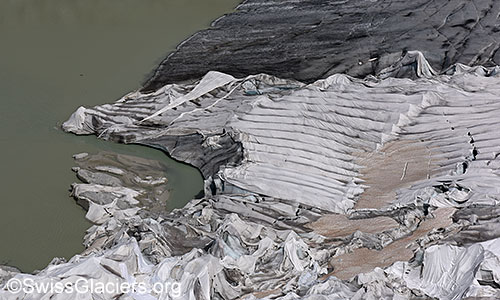 12.7.2021: Gletscherabdeckungen auf der Zunge des Rhonegletschers. Ansicht von schräg oben.