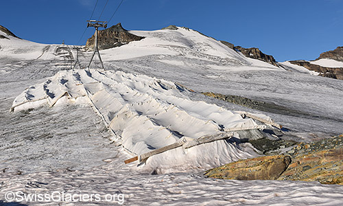 11.8.2018: Gletscherabdeckungen schützt das Trasse eines Skilifts oberhalb von Zermatt.